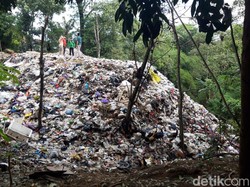 Ngeri! Sampah Menggunung di Pinggir Sungai Gandul Boyolali