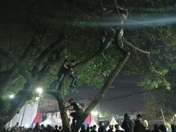 Penonton Konser HUT Kota Medan Panjat Pohon dan Naik Mobil Damkar