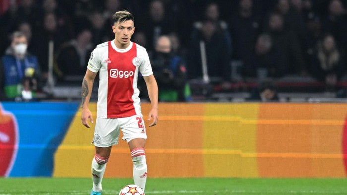 Lisandro Martinez AMSTERDAM, NETHERLANDS - MARCH 15: Lisandro Martinez of Ajax Amsterdam controls the ball during the UEFA Champions League Round Of Sixteen Leg Two match between AFC Ajax and SL Benfica at Johan Cruyff Arena on March 15, 2022 in Amsterdam, Netherlands. (Photo by Mario Hommes/DeFodi Images via Getty Images)