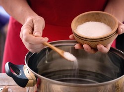 Bikin Lebih Berenergi! Ini 7 Manfaat Konsumsi Garam Sebelum Olahraga