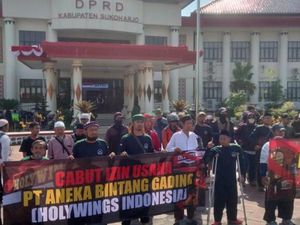 Massa Demo Tolak Pembangunan Holywings Solo Baru
