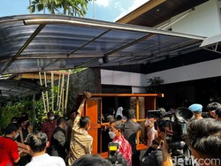 Mensos Risma Bawa Dipan dari Rumah Dinas Buat Jenazah Tjahjo Kumolo