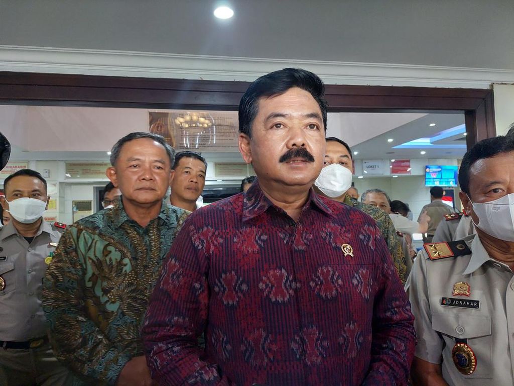 Medan Perang Baru Menteri Hadi Setelah Tak Jadi Panglima TNI