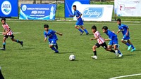 Sejumlah peserta turnamen sepak bola usia muda tampak asyik bermain di acara turnamen internasional sepak bola usia muda Garuda Internasional Cup ke-2 di Sentul, Bogor, Jawa Barat, Jumat (1/7/2022).