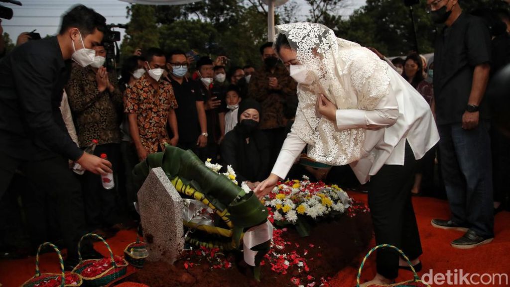 Momen Puan Maharani Tabur Bunga di Makam Tjahjo Kumolo