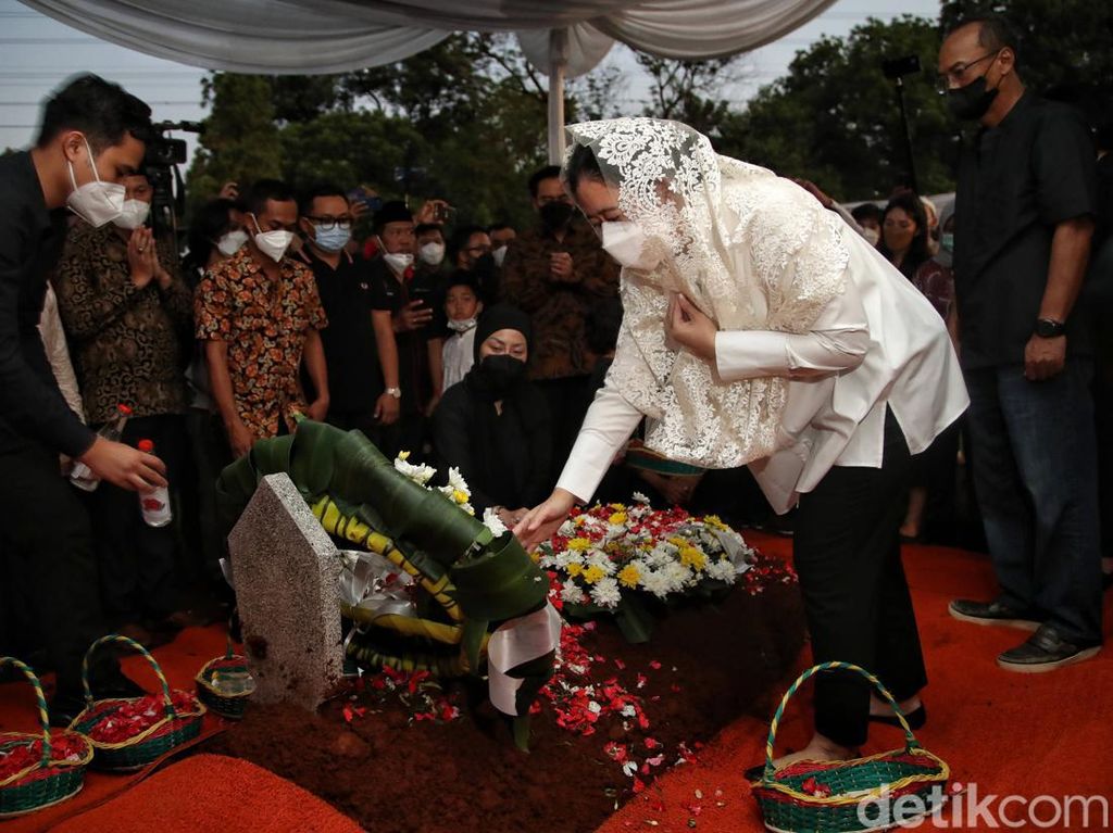Kala Puan Menepuk Karangan Bunga di Makam MenPAN-RB Tjahjo Kumolo