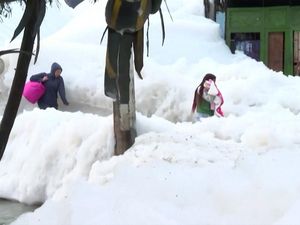 Ngeri! Tsunami Busa Berbau Tajam Timbun Perumahan di Kolombia