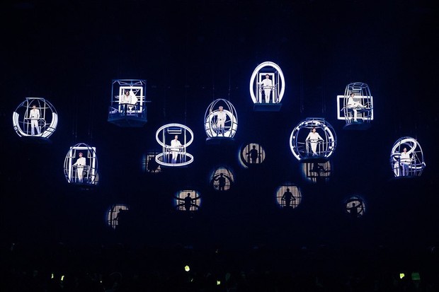 NCT 127 muncul diatas panggung dengan tampilan busana serba putih dan membawakan lagu Kick It sebagai lagu pembuka konser.