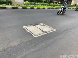 Aduh! Pemotor Sempat Jatuh Gegara Penutup Gorong-gorong Jl Gatsu Pancoran
