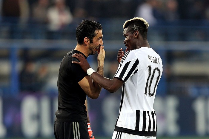 EMPOLI, ITALY - NOVEMBER 08: Gianluigi Buffon (L) an d Paul Pogba of Juventus FC celebrates the victory after during the Serie A match between Empoli FC and Juventus FC at Stadio Carlo Castellani on November 8, 2015 in Empoli, Italy.  (Photo by Gabriele Maltinti/Getty Images)
