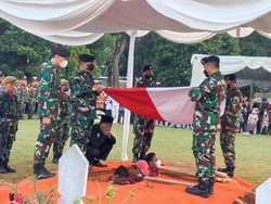 Tembakan Salvo Iringi Tjahjo Kumolo ke Peristirahatan Terakhir