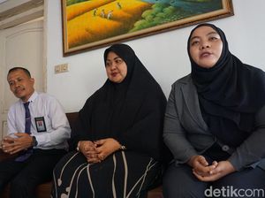 Tangis Haru Ibu Korban Usai Ustaz TPQ Mojokerto Jadi Tersangka Cabul Tangis Haru Ibu Korban Usai Ustaz TPQ Mojokerto Jadi Tersangka Cabul