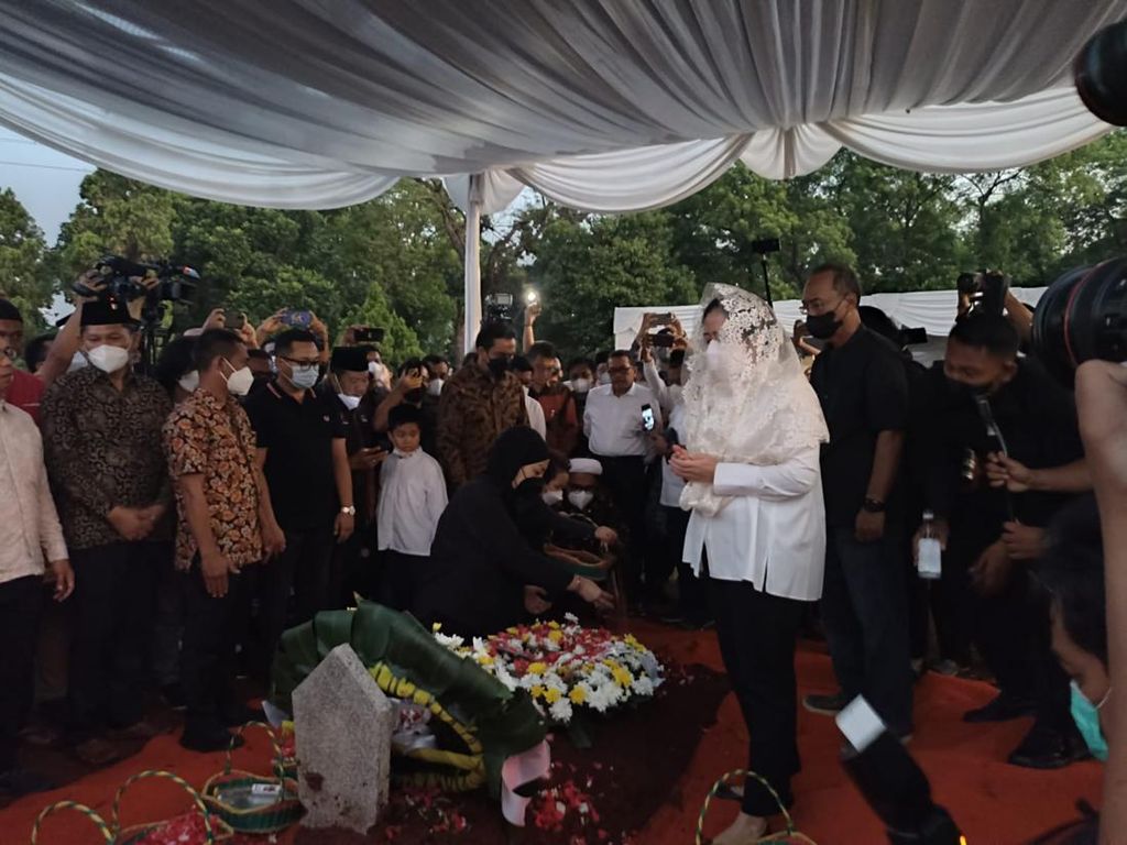Momen Puan Berdoa dan Tepuk-tepuk Karangan Bunga di Makam Tjahjo Kumolo