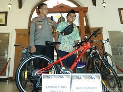 Rangga Bocah Penjual Donat di Surabaya Dapat Hadiah Sepeda dari Polisi