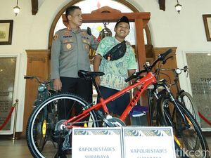 Rangga Bocah Penjual Donat di Surabaya Dapat Hadiah Sepeda dari Polisi Rangga Bocah Penjual Donat di Surabaya Dapat Hadiah Sepeda dari Polisi