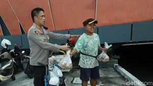 Senyum Rangga Berseri-seri Saat Dapat Sepeda dari Polisi