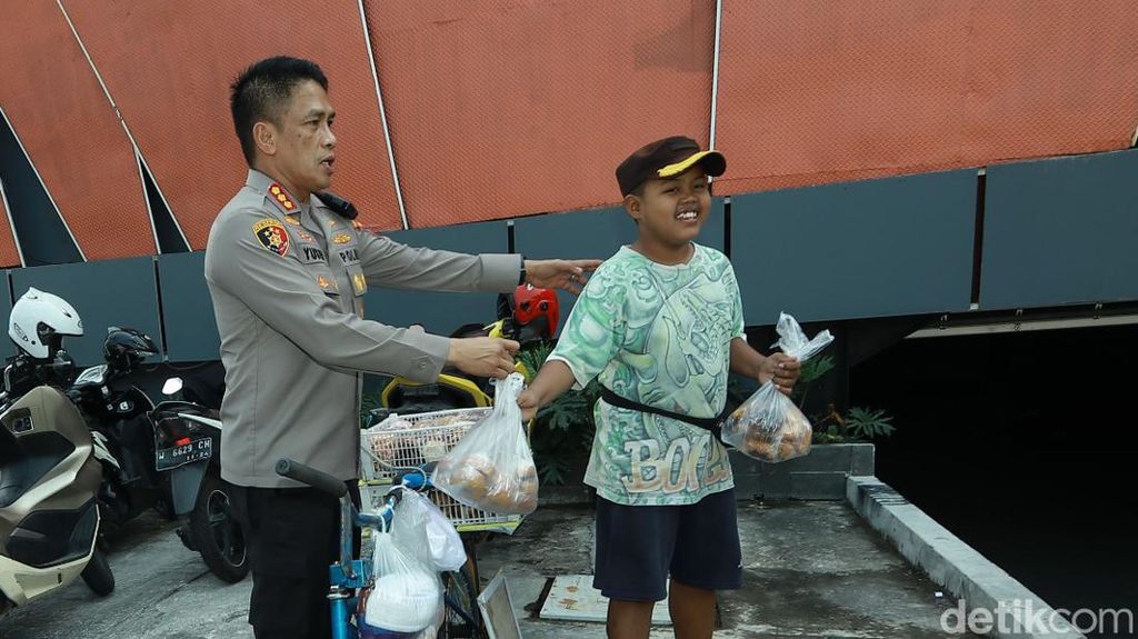 Senyum Rangga Berseri-seri Saat Dapat Sepeda dari Polisi Senyum Rangga Berseri-seri Saat Dapat Sepeda dari Polisi