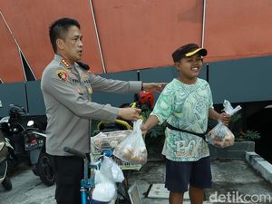 Senyum Rangga Berseri-seri Saat Dapat Sepeda dari Polisi Senyum Rangga Berseri-seri Saat Dapat Sepeda dari Polisi