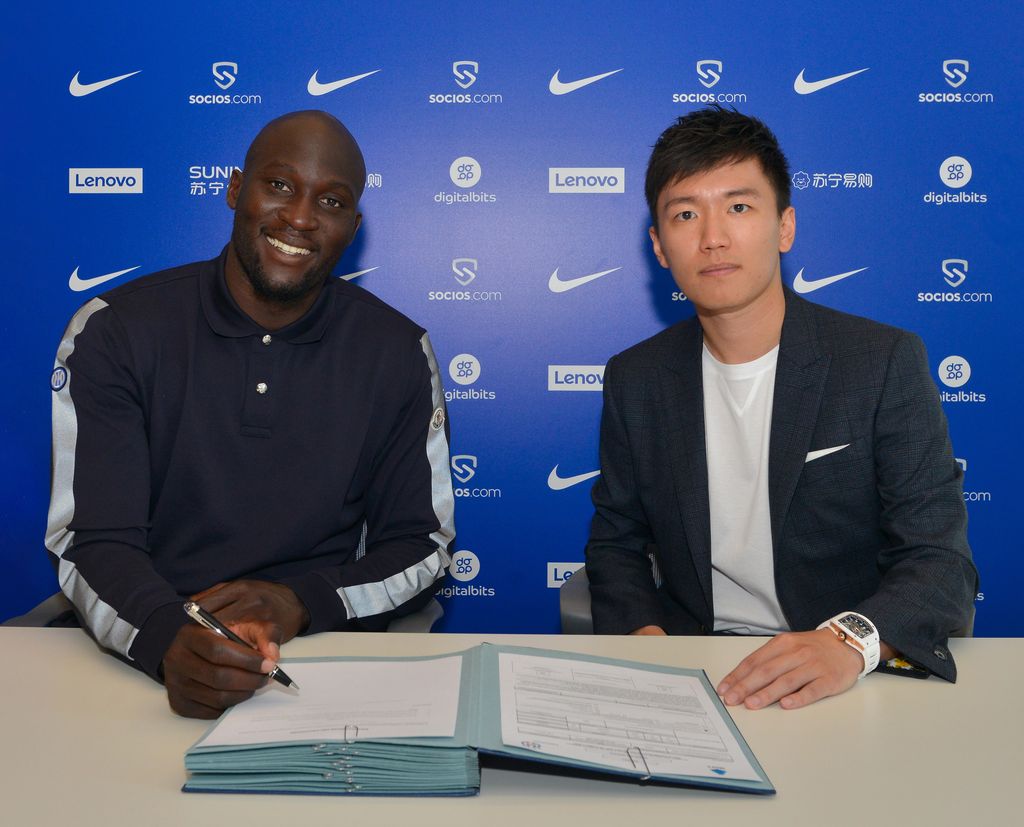 MILAN, ITALY - JUNE 29: (L-R) Romelu Lukaku of FC Internazionale signs the contract with president of FC Internazionale Steven Zhang at FC Internazionale headquarters on June 29, 2022 in Milan, Italy. (Photo by Mattia Pistoia - Inter/Inter via Getty Images)