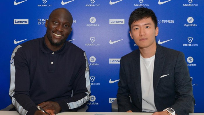 MILAN, ITALY - JUNE 29: (L-R) Romelu Lukaku of FC Internazionale signs the contract with president of FC Internazionale Steven Zhang at FC Internazionale headquarters on June 29, 2022 in Milan, Italy. (Photo by Mattia Pistoia - Inter/Inter via Getty Images)