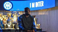 Lukaku amat bahagia bisa kembali berseragam Inter. Dia selalu menebar senyum dalam sesi foto. (Foto: Inter via Getty Images/Mattia Pistoia - Inter)