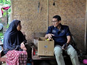 Sandiaga Beri Bantuan Obat-Sembako ke Wanita Paruh Baya di Trenggalek