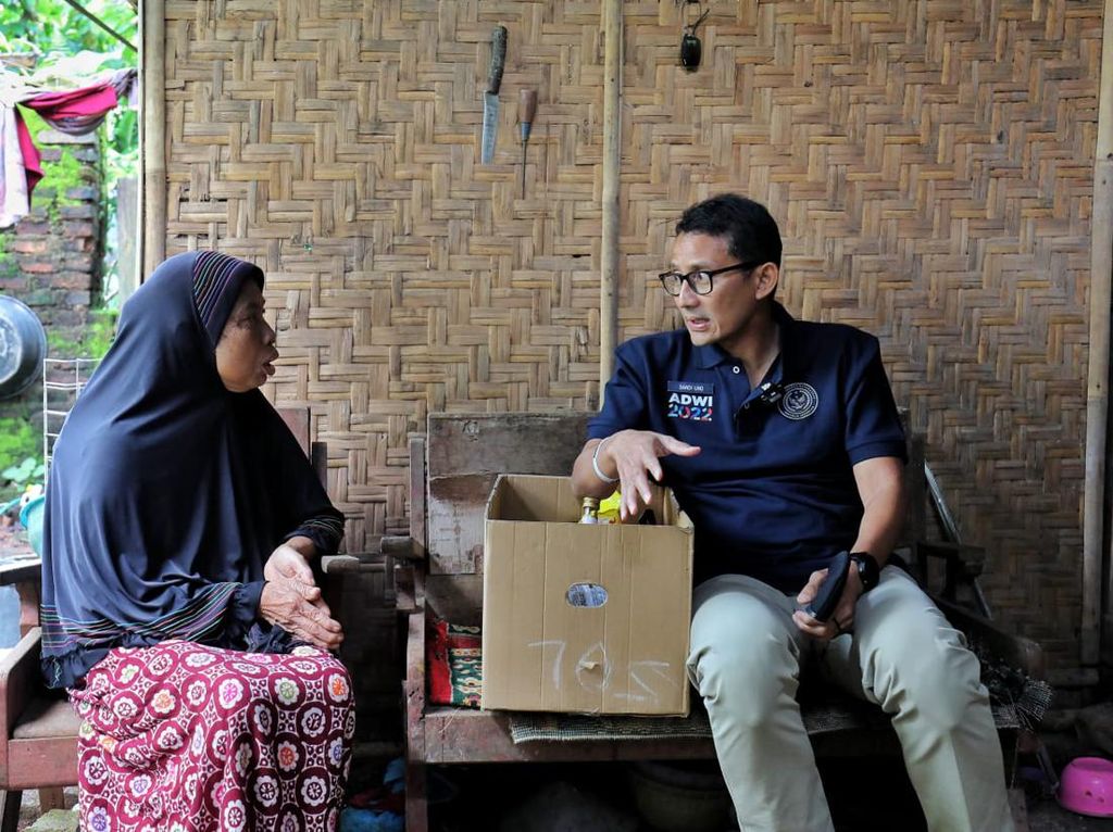 Sandiaga Beri Bantuan Obat-Sembako ke Wanita Paruh Baya di Trenggalek Sandiaga Beri Bantuan Obat-Sembako ke Wanita Paruh Baya di Trenggalek