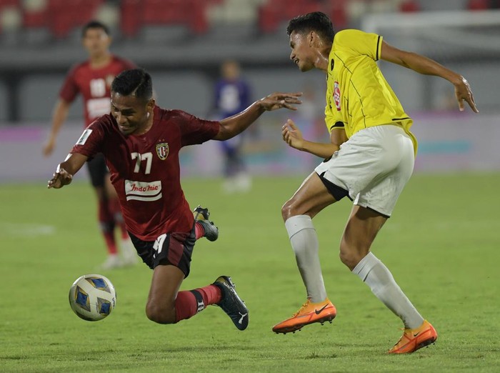 Pesepak bola Bali United Jajang Mulyana (kanan) berselebrasi bersama rekannya Rahmat setelah berhasil mencetak gol ke gawang Kaya FC Iloilo Ryo Fujii (tengah) dalam pertandingan sepak bola Grup G Piala AFC 2022 di Stadion I Wayan Dipta, Gianyar, Bali, Kamis (30/6/2022). Bali United berhasil mengalahkan klub asal Filipina tersebut dengan skor 1-0. ANTARA FOTO/Nyoman Budhiana/foc.