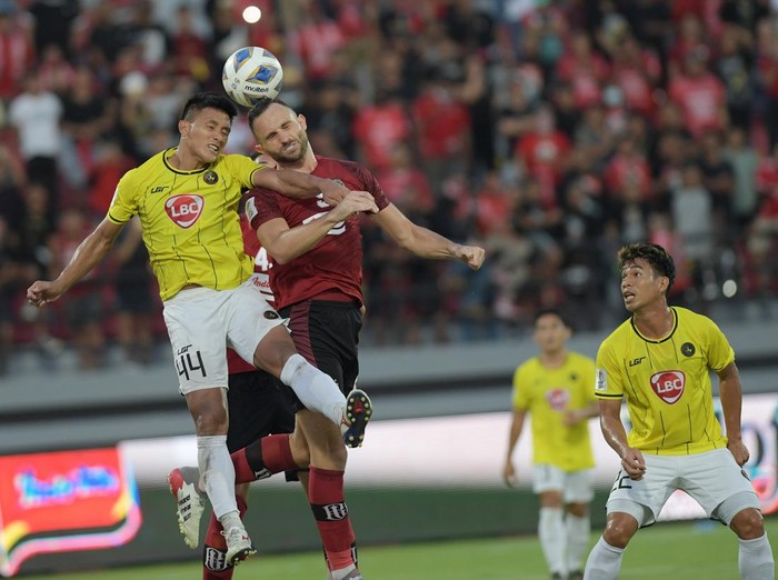 Pesepak bola Bali United Jajang Mulyana (kanan) berselebrasi bersama rekannya Rahmat setelah berhasil mencetak gol ke gawang Kaya FC Iloilo Ryo Fujii (tengah) dalam pertandingan sepak bola Grup G Piala AFC 2022 di Stadion I Wayan Dipta, Gianyar, Bali, Kamis (30/6/2022). Bali United berhasil mengalahkan klub asal Filipina tersebut dengan skor 1-0. ANTARA FOTO/Nyoman Budhiana/foc.
