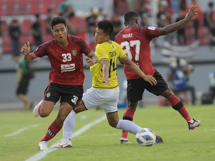 Sedih Bali United, Menang Tapi Tersingkir dari AFC Cup 2022 Pesepak bola Bali United Jajang Mulyana (kanan) berselebrasi bersama rekannya Rahmat setelah berhasil mencetak gol ke gawang Kaya FC Iloilo Ryo Fujii (tengah) dalam pertandingan sepak bola Grup G Piala AFC 2022 di Stadion I Wayan Dipta, Gianyar, Bali, Kamis (30/6/2022). Bali United berhasil mengalahkan klub asal Filipina tersebut dengan skor 1-0. ANTARA FOTO/Nyoman Budhiana/foc.