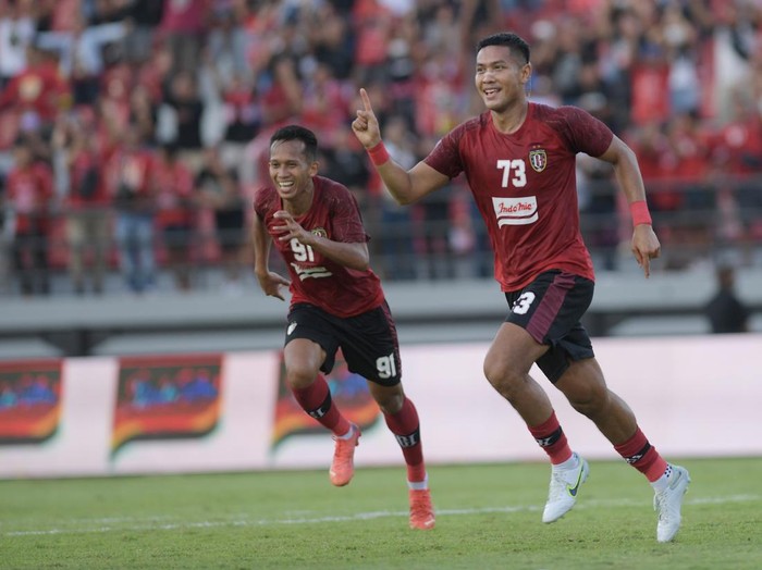 Sedih Bali United, Menang Tapi Tersingkir dari AFC Cup 2022 Pesepak bola Bali United Jajang Mulyana (kanan) berselebrasi bersama rekannya Rahmat setelah berhasil mencetak gol ke gawang Kaya FC Iloilo Ryo Fujii (tengah) dalam pertandingan sepak bola Grup G Piala AFC 2022 di Stadion I Wayan Dipta, Gianyar, Bali, Kamis (30/6/2022). Bali United berhasil mengalahkan klub asal Filipina tersebut dengan skor 1-0. ANTARA FOTO/Nyoman Budhiana/foc.