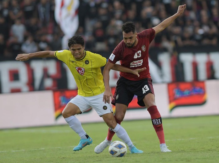 Pesepak bola Bali United Jajang Mulyana (kanan) berselebrasi bersama rekannya Rahmat setelah berhasil mencetak gol ke gawang Kaya FC Iloilo Ryo Fujii (tengah) dalam pertandingan sepak bola Grup G Piala AFC 2022 di Stadion I Wayan Dipta, Gianyar, Bali, Kamis (30/6/2022). Bali United berhasil mengalahkan klub asal Filipina tersebut dengan skor 1-0. ANTARA FOTO/Nyoman Budhiana/foc.