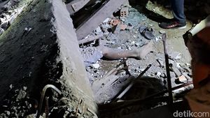 Seorang Pekerja Tewas Imbas Gedung Sekolah di Palembang Roboh