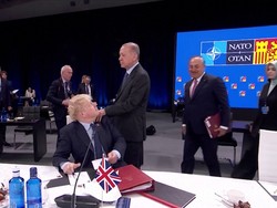 Momen Erdogan-Boris Johnson Jadi Sorotan saat Pertemuan KTT NATO