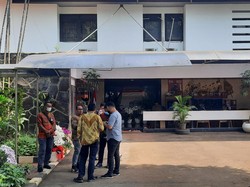 Risma Melayat ke Rumah Duka Tjahjo Kumolo