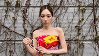 Gaya 8 Idol KPop Pakai Scarf sebagai Atasan ala Cewek Kue dan Mamba