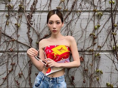 Gaya 8 Idol KPop Pakai Scarf sebagai Atasan ala Cewek Kue dan Mamba