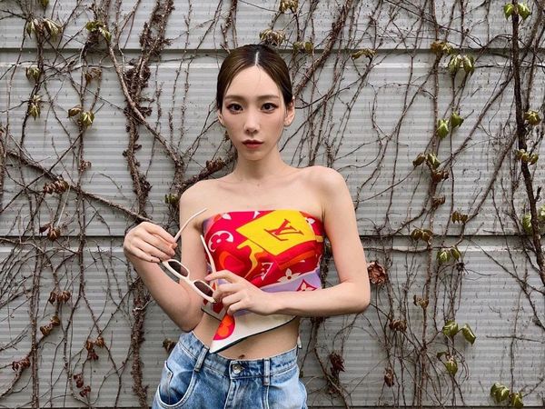 Gaya 8 Idol KPop Pakai Scarf sebagai Atasan ala Cewek Kue dan Mamba