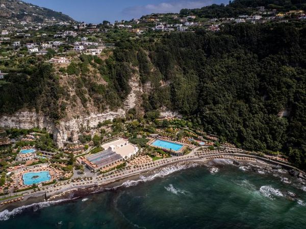 Terpesona Indahnya Pulau Ischia, Surga Tersembunyi di Italia