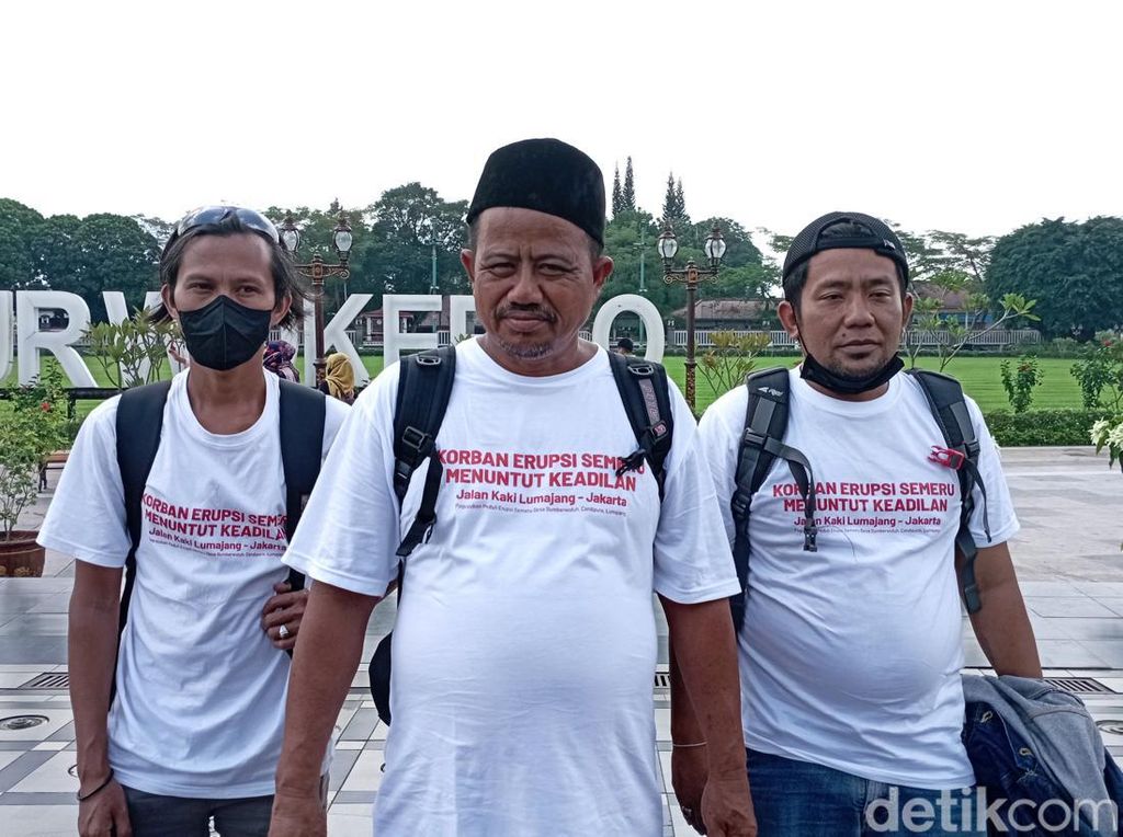 Singgah Purwokerto, 3 Pria Lumajang Jalan Kaki Ingin Mengadu ke Jokowi Singgah Purwokerto, 3 Pria Lumajang Jalan Kaki Ingin Mengadu ke Jokowi