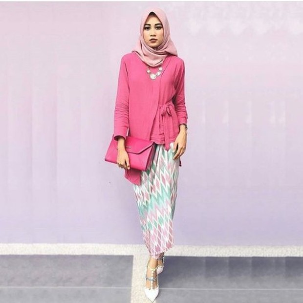 Tunik dan Kain Lilit/Foto : caraberhijab.net Kombinasi tunik dan kain lilit untuk acara wisuda