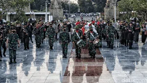 Upacara Militer Iringi Kepergian Tjahjo Kumolo ke Pusara Terakhir