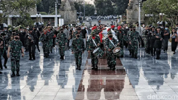 Upacara Militer Iringi Kepergian Tjahjo Kumolo ke Pusara Terakhir