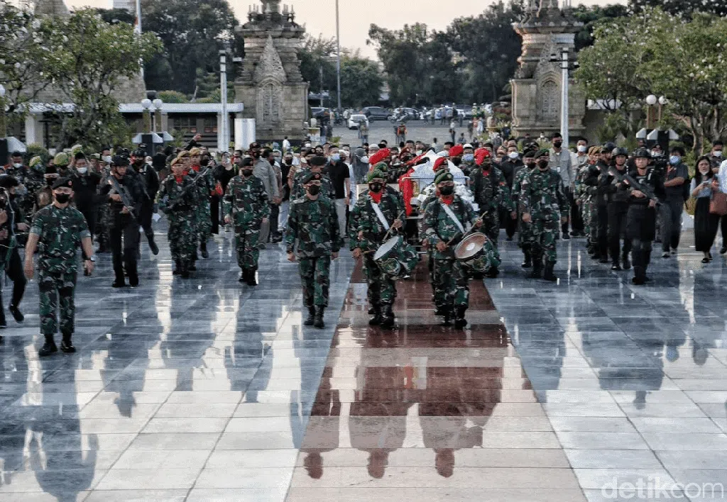 Upacara Militer Iringi Kepergian Tjahjo Kumolo ke Pusara Terakhir