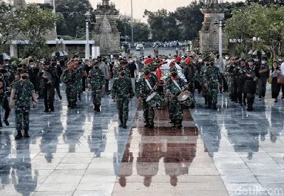 Upacara Militer Iringi Kepergian Tjahjo Kumolo ke Pusara Terakhir