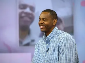 Viral Pria Kerja 27 Tahun di Resto Burger Dapat Hadiah Snack, Netizen Hadiahi Rp 3 Miliar! Viral Pria Kerja 27 Tahun di Resto Burger Dapat Hadiah Snack, Netizen Hadiahi Rp 3 Miliar!