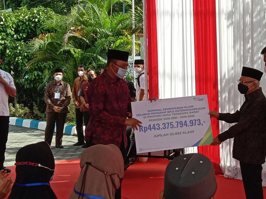 Wapres Maruf Amin Bagikan Bantuan Senilai Rp 455 Miliar di Mataram