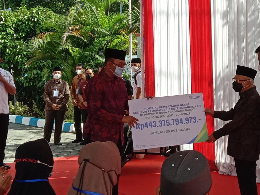 Wapres Maruf Amin Bagikan Bantuan Senilai Rp 455 Miliar di Mataram Wapres Maruf Amin Bagikan Bantuan Senilai Rp 455 Miliar di Mataram