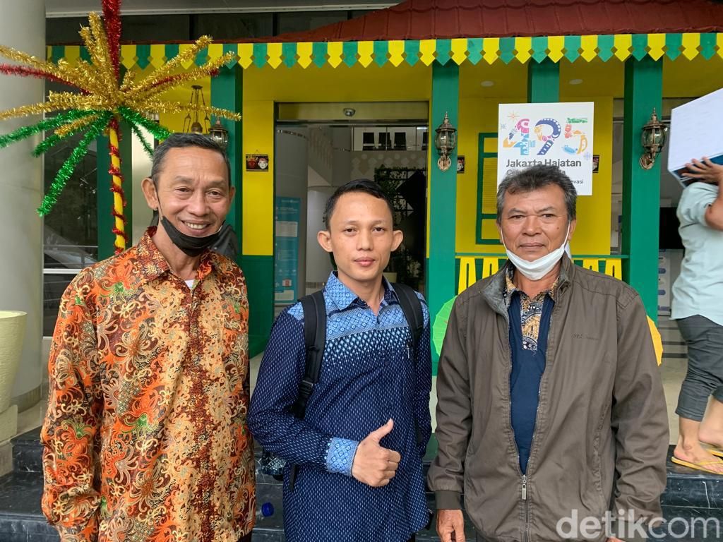 Usai Rapat Disdik DKI, Warga Terhalang Tembok SMKN 69: Kita Diminta Sabar Usai Rapat Disdik DKI, Warga Terhalang Tembok SMKN 69: Kita Diminta Sabar