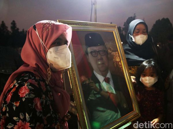 Warga Melepas Tjahjo Kumolo